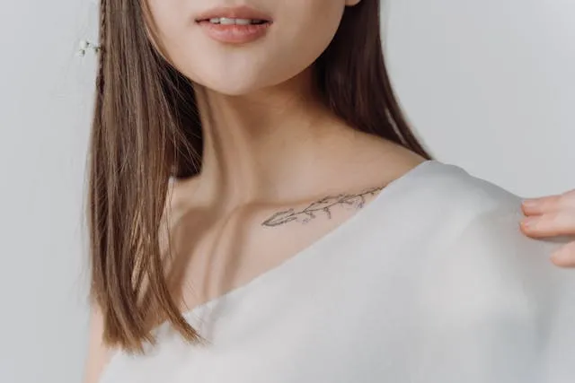 Le tatouage dans le cou chez la femme