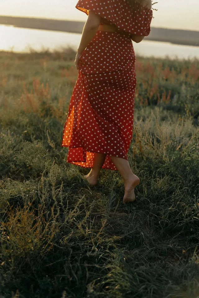 La robe blanche à pois rouge