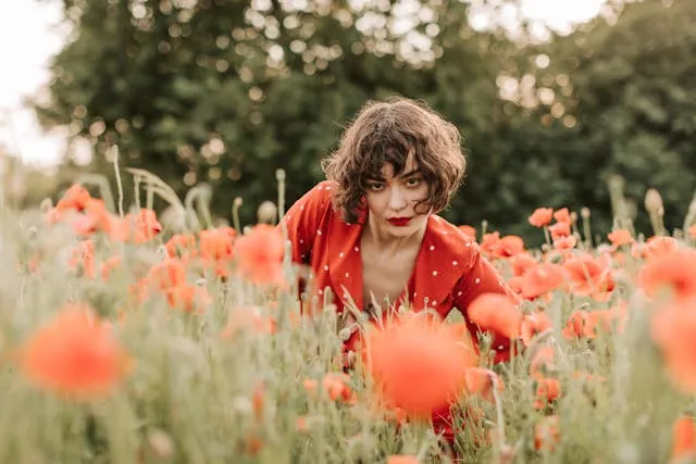 La robe blanche à pois rouge